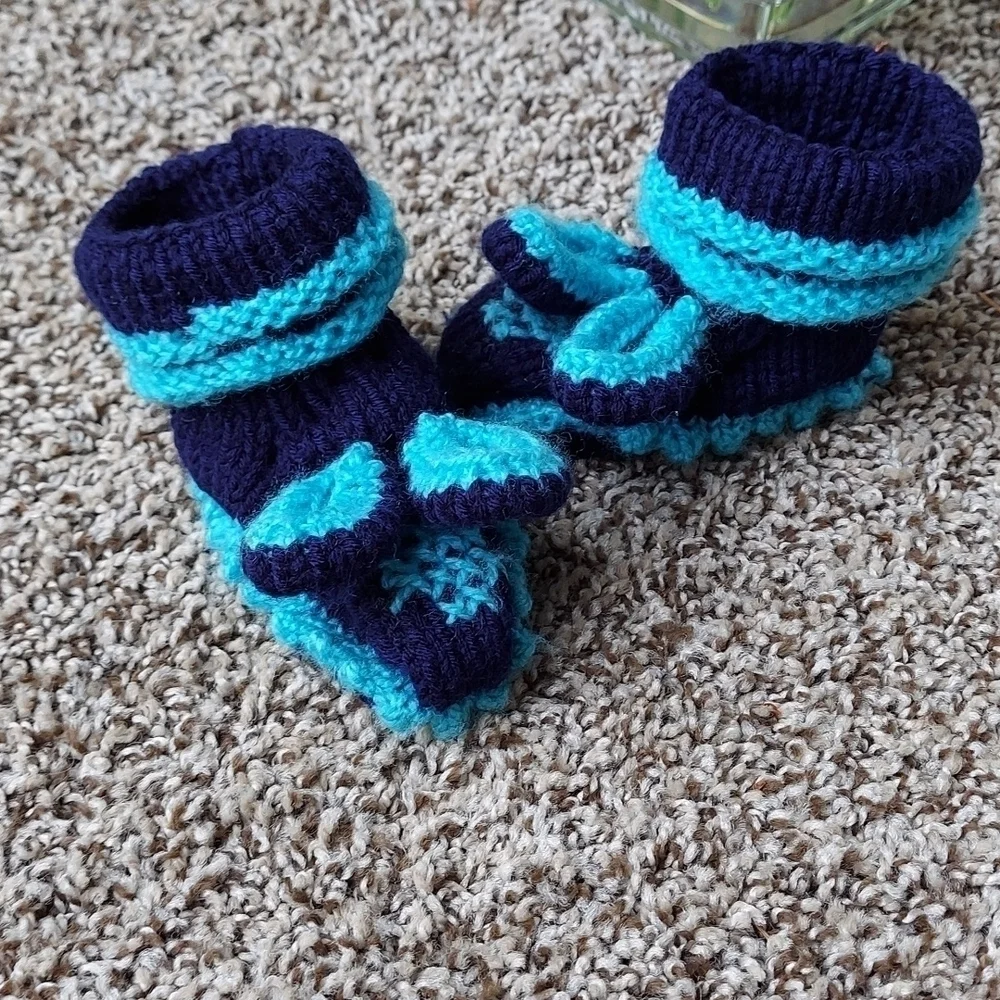 Adorable baby booties. Size 6-9 month.